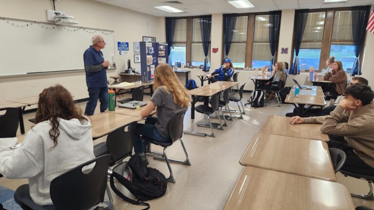 Connecting Classroom and Community in Marketing 💼📈
